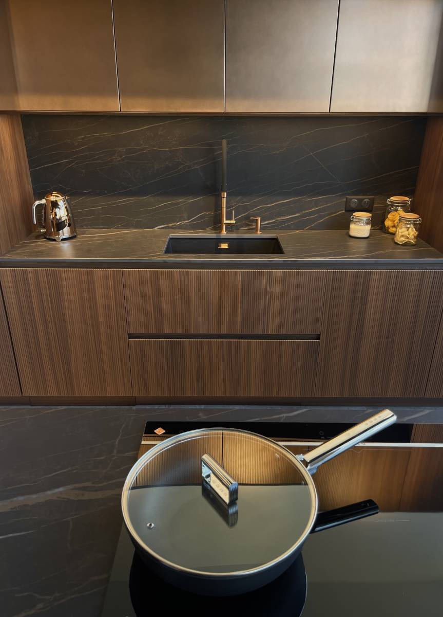 Cuisine en noyer naturel, cuivre et plan de travail noir désir