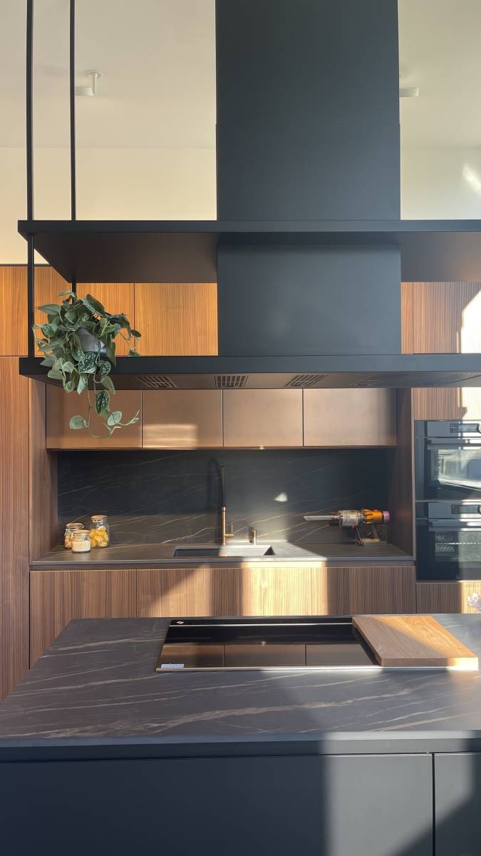 Cuisine en noyer naturel, cuivre et plan de travail noir désir