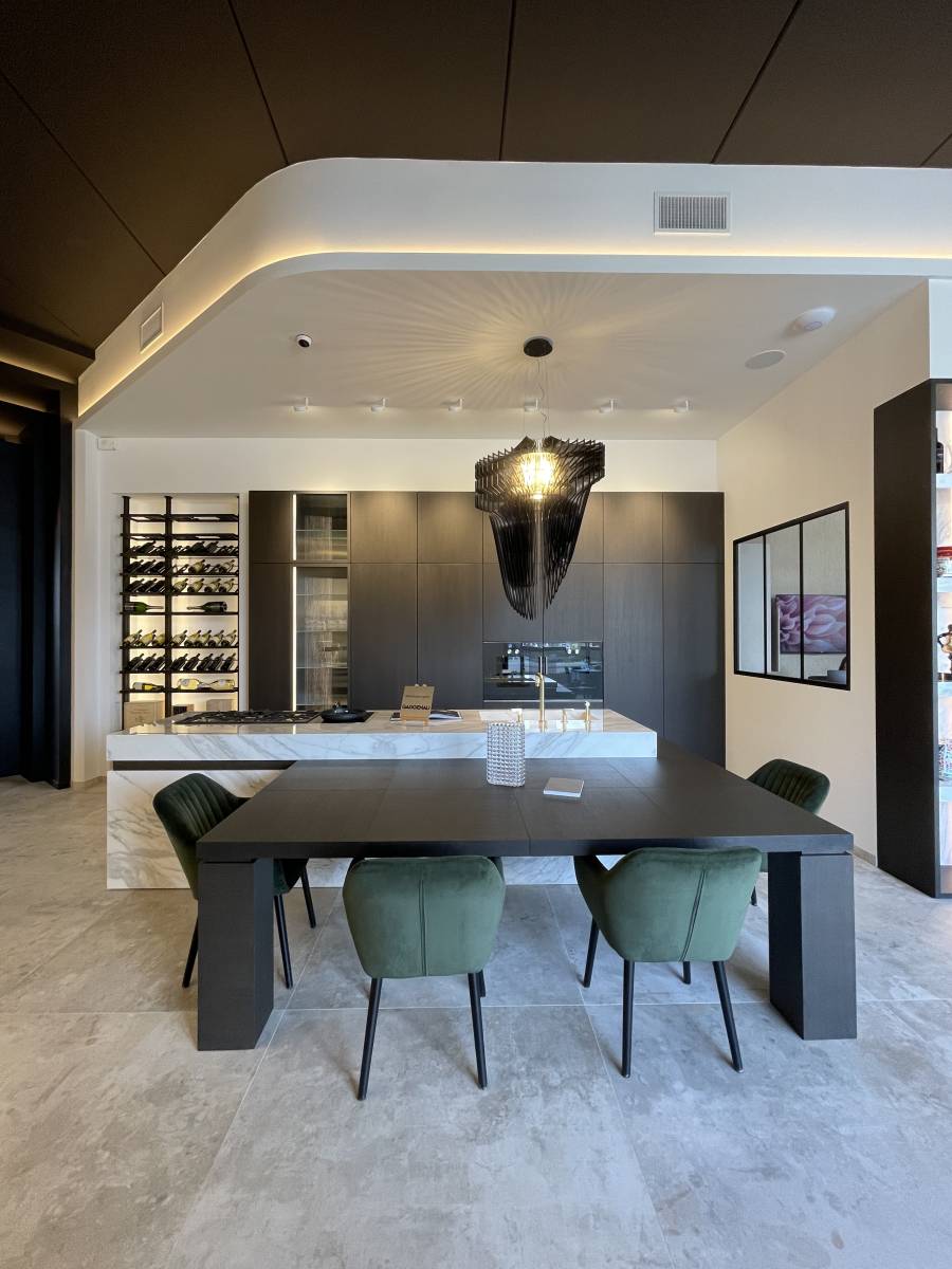 Cuisine italienne en marbre et noyer naturel noir