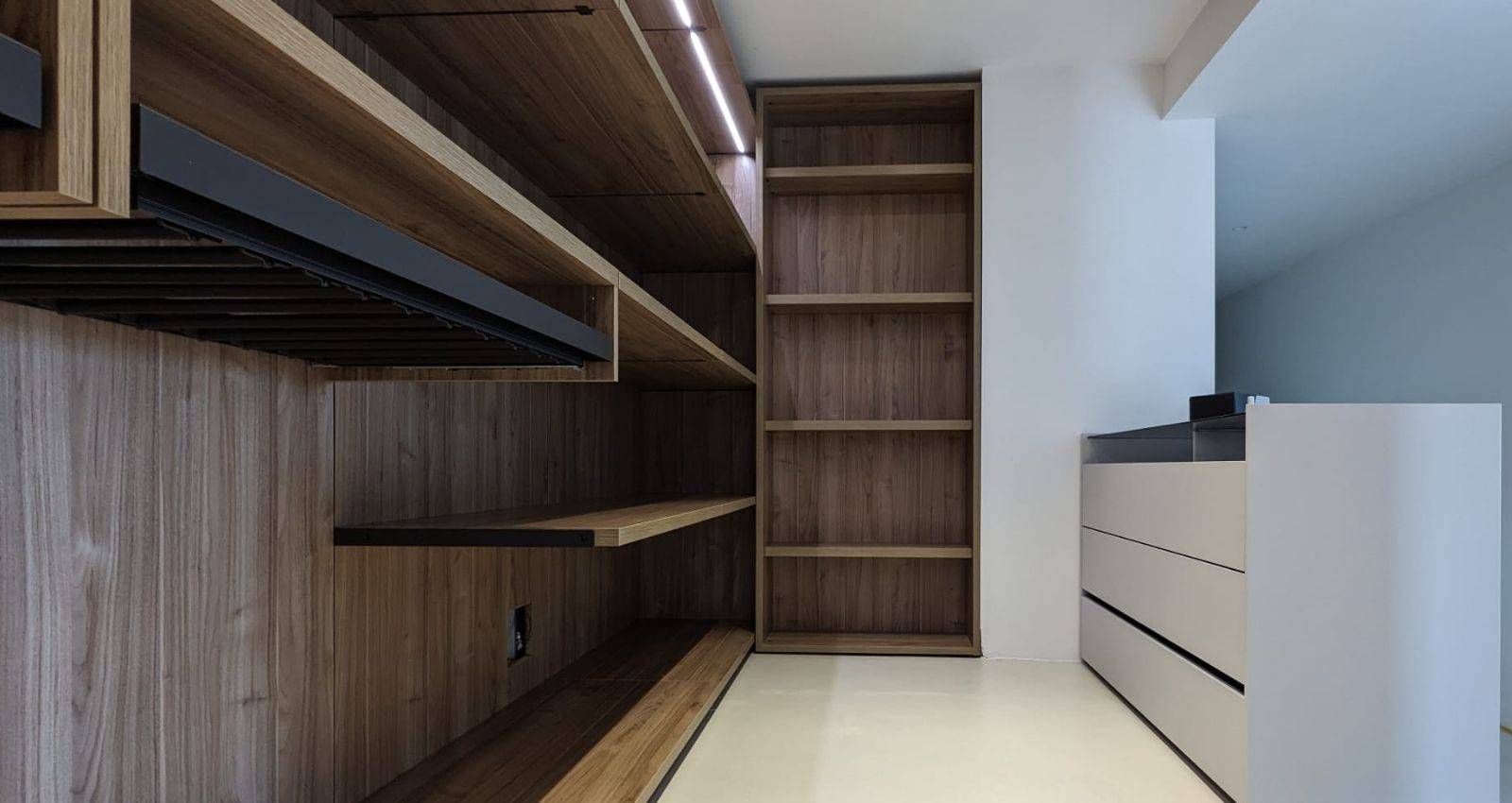 Aménagement de dressing sur mesure avec penderies et tiroirs – projet réalisé dans les Alpes-Maritimes