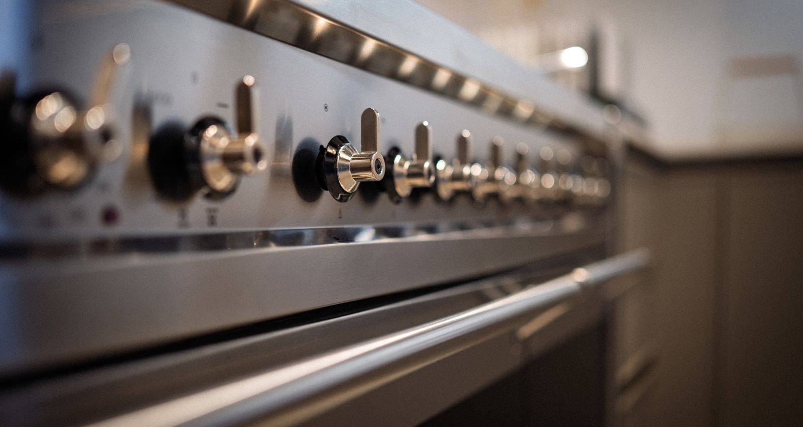 Détail d’un four et électroménager intégré dans une cuisine sur mesure haut de gamme