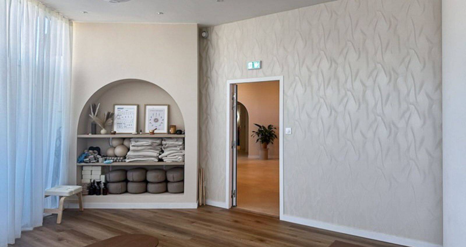 Papier peint texturé beige dans une salle de pilates lumineuse à Mougins